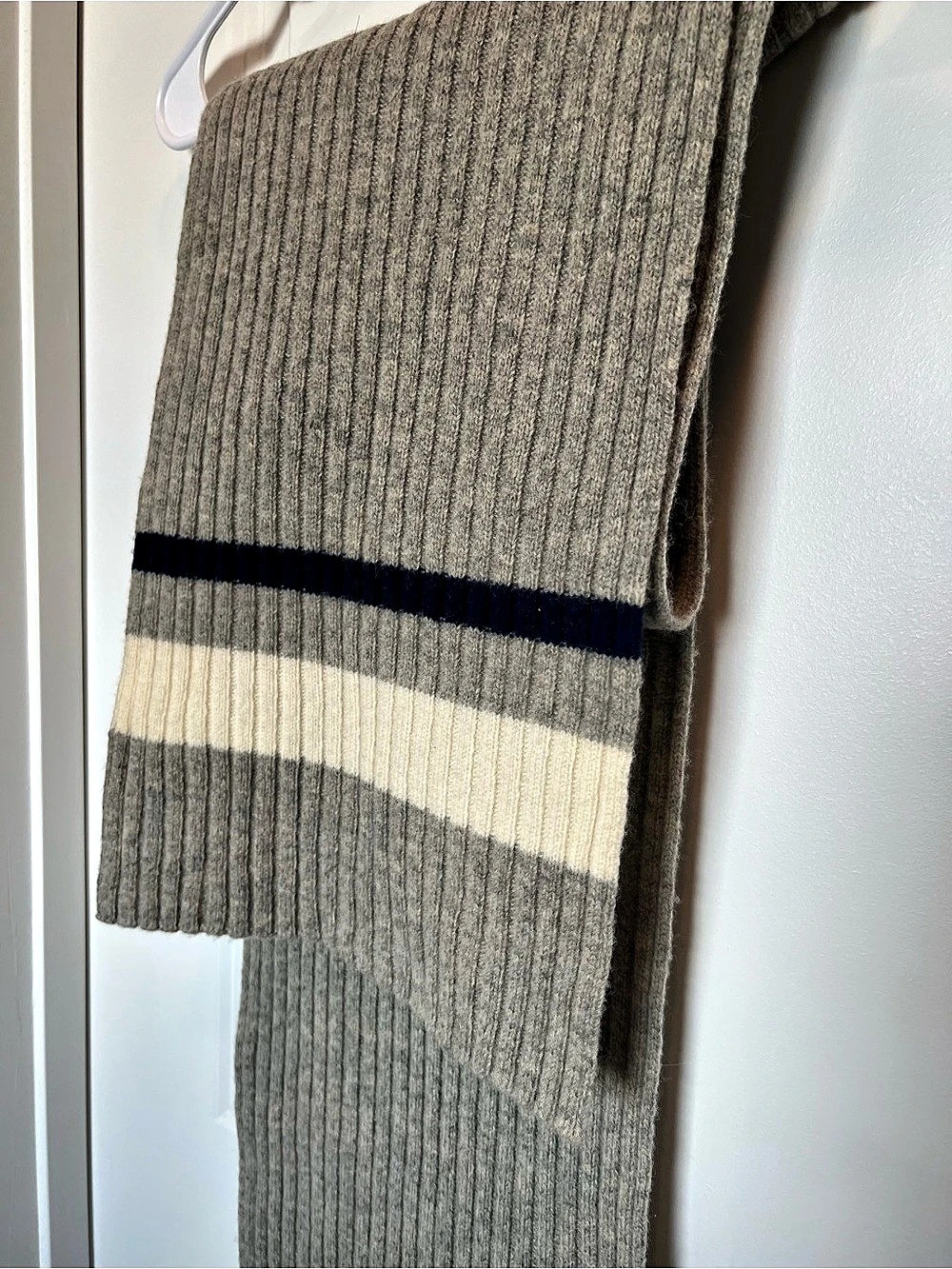 Madewell Ribbed Striped Scarf in Gray & Cream